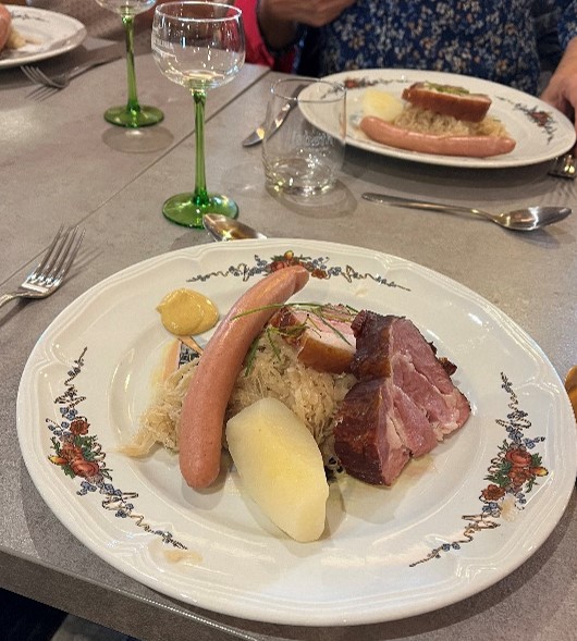 Au menu, magret de canard fumé et foie gras suivi d’une bonne choucroute .